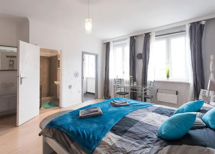 Cute Red Star Center Apartment *